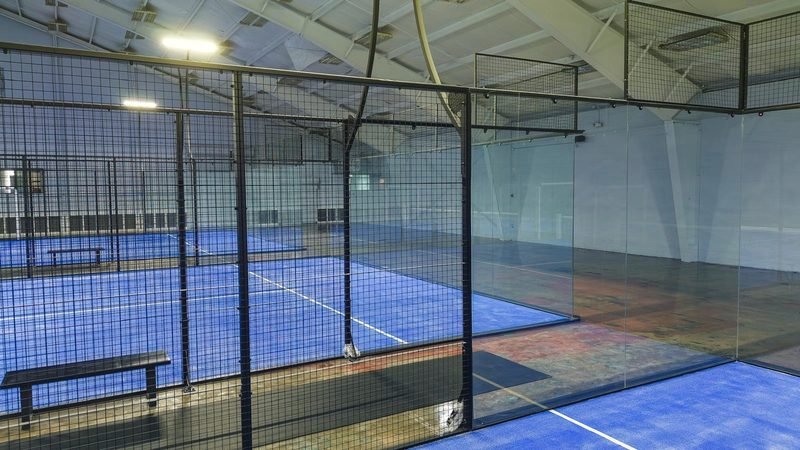 La esquina de una pista panorámica, donde el cristal se encuentra con la malla