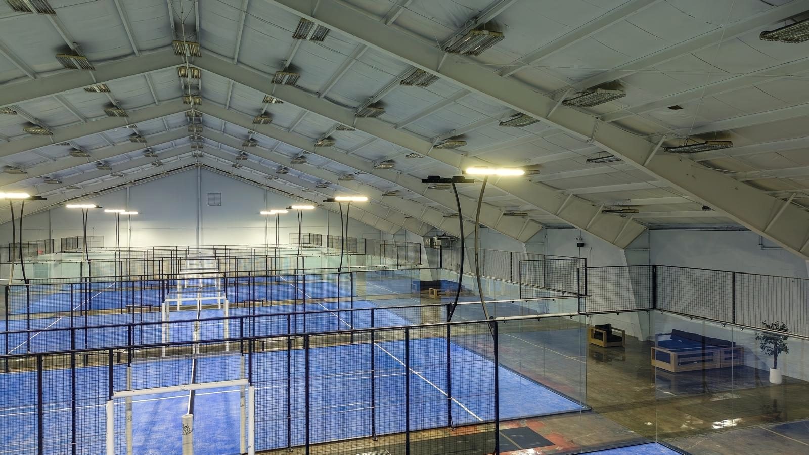 Las pistas panorámicas y, junto a ellas, la zona de descanso del lounge de Pop's Padel