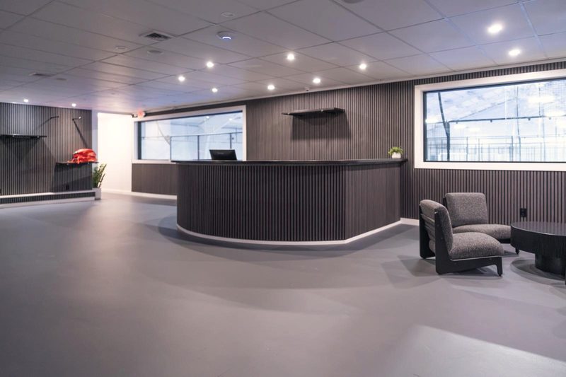 La recepción y el lounge, con ventanales a las pistas