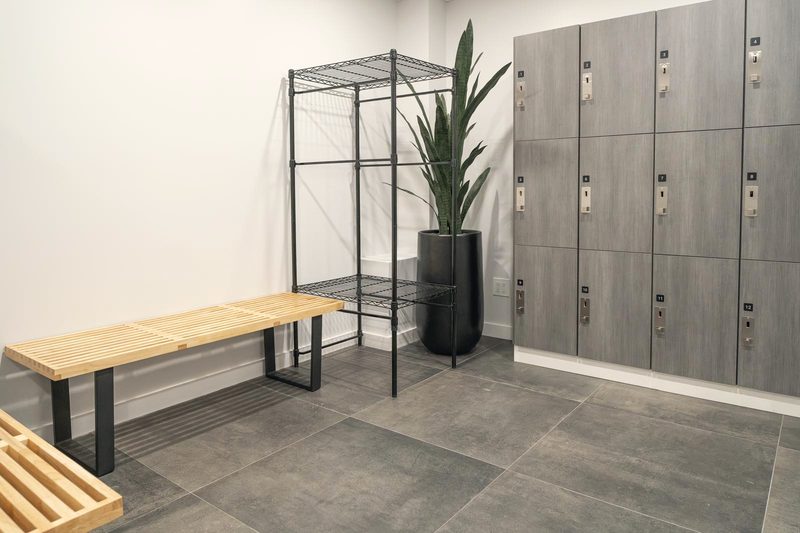 Vestuario con bancos de madera y taquillas