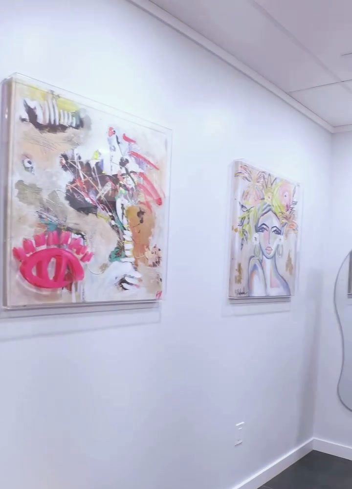 Obras de arte en las paredes del vestuario