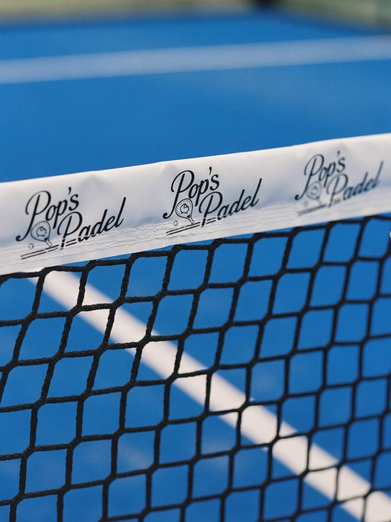 La cinta de la red con el logo de Pop's Padel