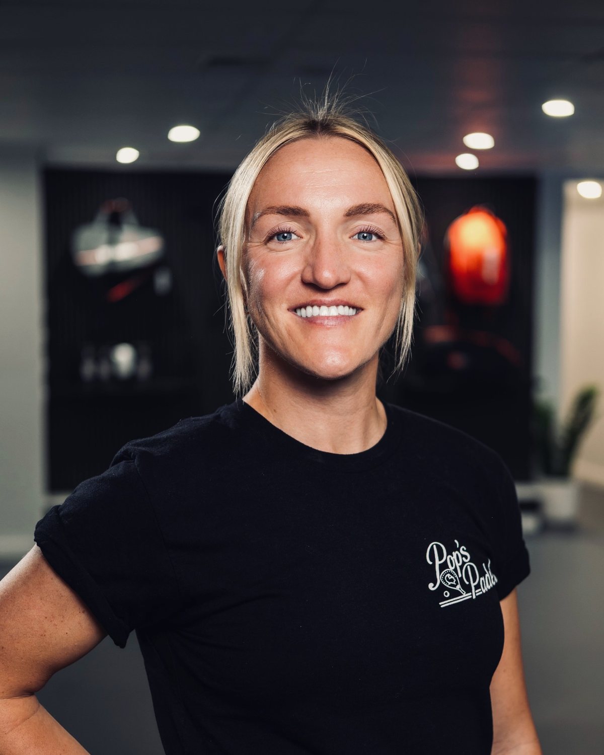 Ruby Staplehurst, directora de Operaciones y Comunidad, en la tienda de Pop's Padel